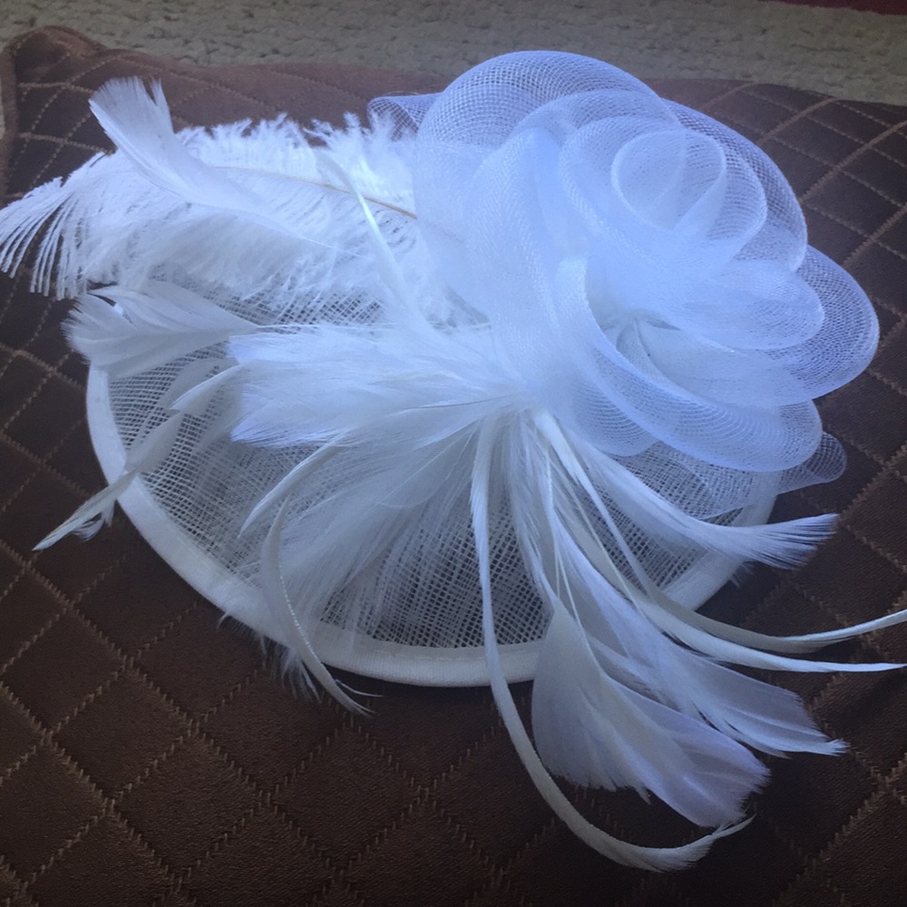 NWOT Feather Fashionista